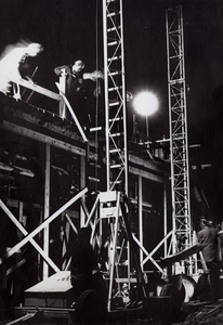 847665 Afbeelding van de nachtelijke werkzaamheden voor de aanleg van het spoorwegviaduct over de Cartesiusweg te ...